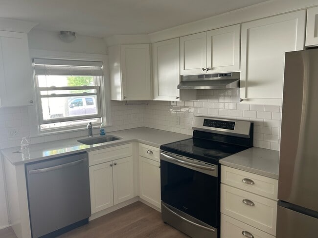 24 Linden Rd in Barrington, RI - Foto de edificio - Building Photo