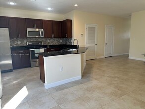 346 NE 194th Terrace, Unit 2 in Miami, FL - Building Photo - Building Photo