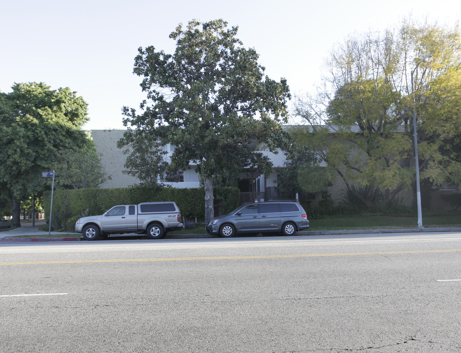 Riverside Drive Apartments in Sherman Oaks, CA - Building Photo