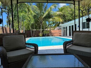 5749 SW 42nd St in Miami, FL - Building Photo - Building Photo