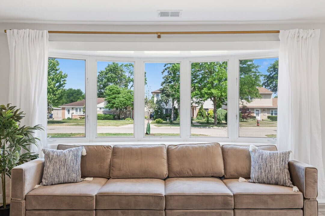 1023 S Wolf Rd in Des Plaines, IL - Building Photo