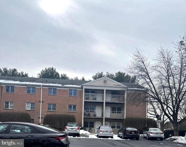 2101 Cedar Run Dr, Unit 208 in Camp Hill, PA - Foto de edificio