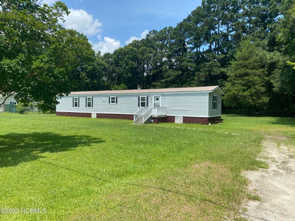 818 Airport Rd in New Bern, NC - Building Photo