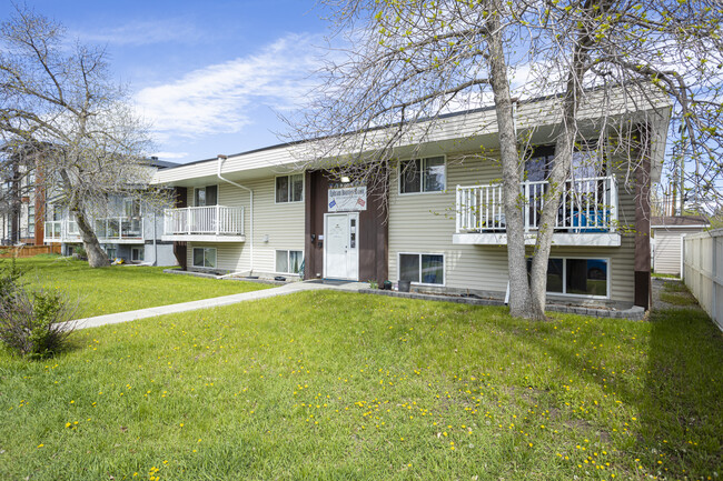 The Ephram Bouvier Manor in Calgary, AB - Building Photo - Building Photo