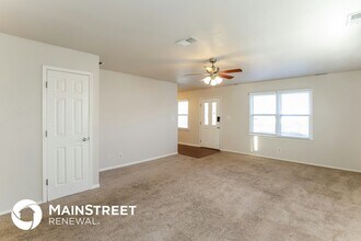 319 Holiday Dr in Lansing, KS - Foto de edificio - Building Photo