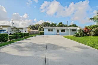 2402 E Edgewater Dr in West Palm Beach, FL - Foto de edificio - Building Photo