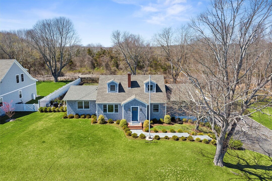580 Gin Ln in Southold, NY - Building Photo