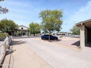 2443 E Earll Dr, Unit 816 in Phoenix, AZ - Building Photo - Building Photo