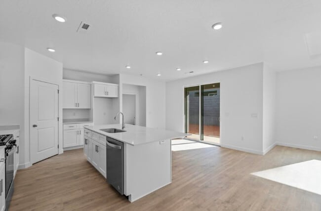 1403 S Padre Bay Dr in Washington, UT - Building Photo - Building Photo