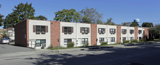 151 W Columbia St in Hempstead, NY - Foto de edificio - Building Photo