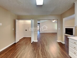 311 Crosswalk Dr in Auburn, GA - Foto de edificio - Building Photo