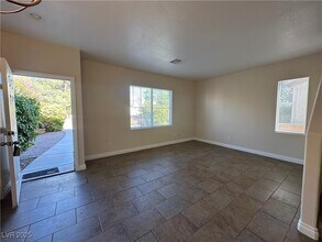 9900 Calabasas Ave in Las Vegas, NV - Building Photo - Building Photo