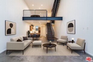 1220 N Orange Grove Ave in Los Angeles, CA - Building Photo