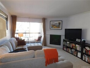 21400 Burbank Blvd, Unit Unit 219 in Woodland Hills, CA - Building Photo - Building Photo