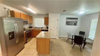 313 Shadow Lakes Dr in Lehigh Acres, FL - Building Photo - Building Photo