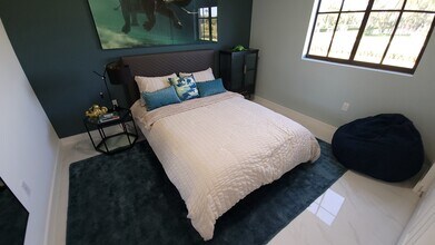 923 E 28th St, Unit B23 in Hialeah, FL - Foto de edificio - Building Photo