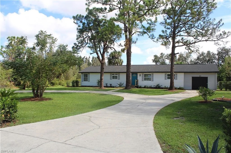 1610 Moore Ave in Lehigh Acres, FL - Building Photo