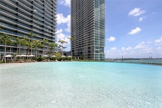 650 NE 32nd St, Unit 4903 in Miami, FL - Foto de edificio - Building Photo