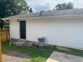 7596 Broad St in Rural Hall, NC - Building Photo