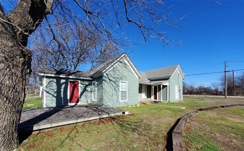 118 S Broadway St in Cresson, TX - Foto de edificio - Building Photo