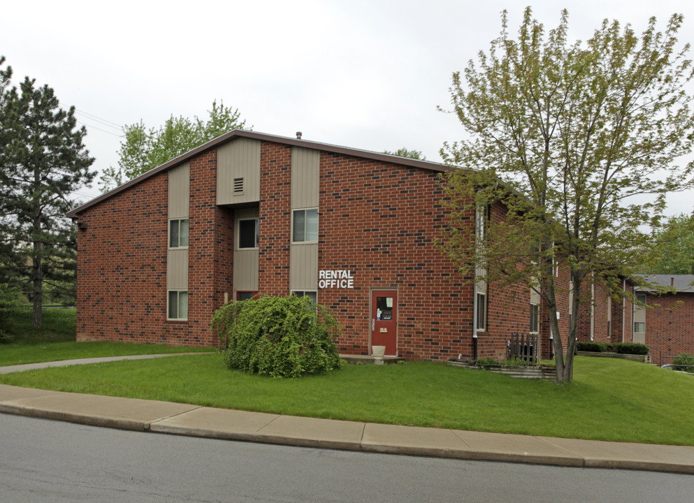 Rolling Woods in North Versailles, PA - Building Photo