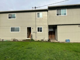 488 1/2 N St in Springfield, OR - Building Photo