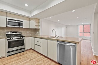 10473 Santa Monica Blvd in Los Angeles, CA - Building Photo - Building Photo