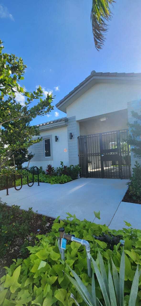 105 SW 184th Pl in Pembroke Pines, FL - Building Photo - Building Photo