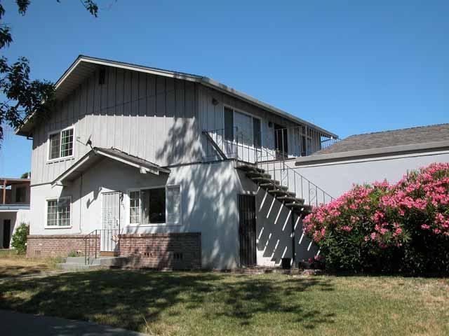 271 E Bianchi Rd in Stockton, CA - Building Photo - Building Photo