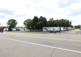 7450 Central Ave NE in Fridley, MN - Foto de edificio - Building Photo