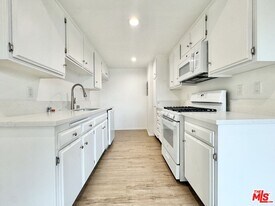12235 Magnolia Blvd in Los Angeles, CA - Building Photo