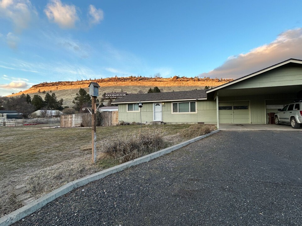 1705 SE Hill St in Prineville, OR - Foto de edificio