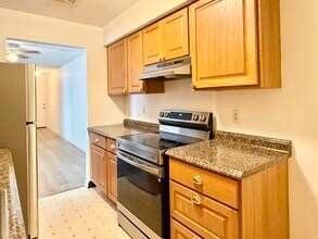 9 Concorde Way in Windsor Locks, CT - Building Photo - Building Photo