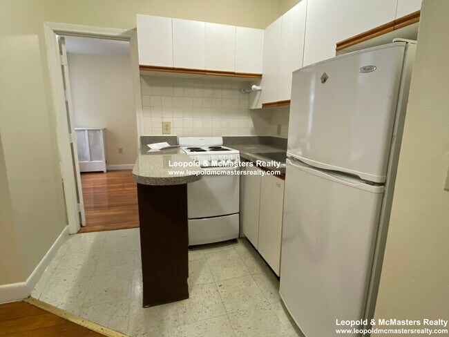 1128 Commonwealth Ave, Unit 3 in Boston, MA - Foto de edificio - Building Photo