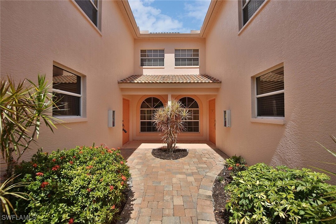 526 Lake Louise Cir in Naples, FL - Building Photo