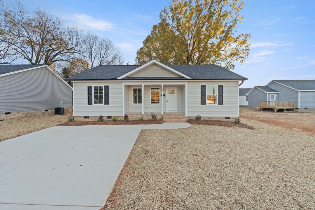 527 W Cemetery St in Salisbury, NC - Building Photo