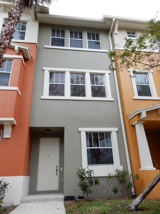 540 Amador Ln in West Palm Beach, FL - Building Photo