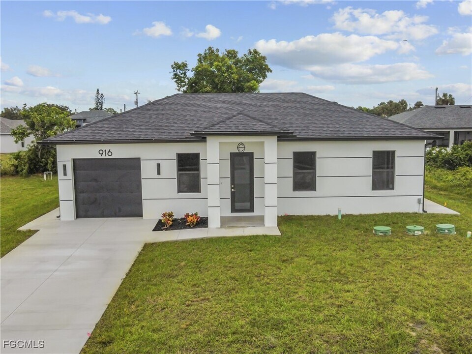 916 Sara Ave N in Lehigh Acres, FL - Building Photo