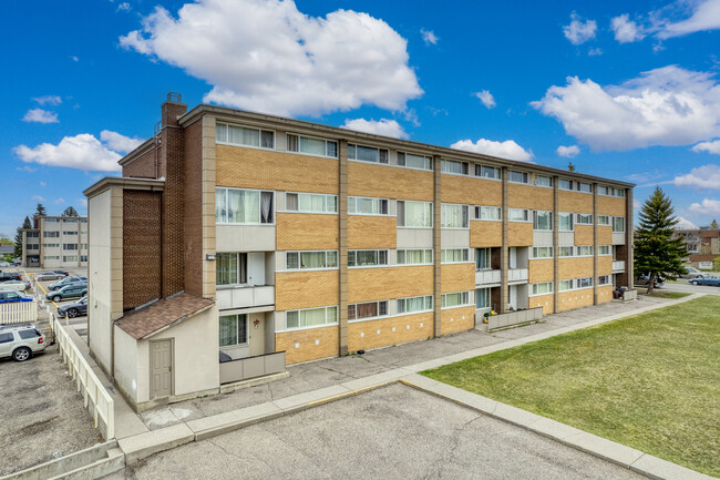 Hillsboro Place in Calgary, AB - Building Photo - Building Photo