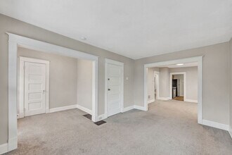 2243 Hannaford Ave, Unit 243 in Norwood, OH - Foto de edificio - Building Photo