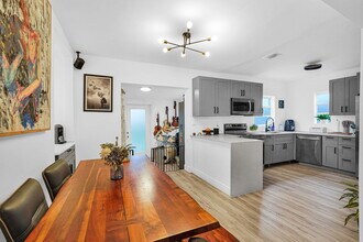 274 NW 43rd St in Miami, FL - Foto de edificio - Building Photo