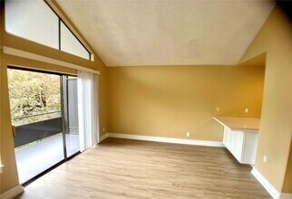 7924 212th St SW, Unit 302 in Edmonds, WA - Foto de edificio - Building Photo