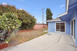 2408 Stearnlee Ave in Long Beach, CA - Building Photo - Building Photo