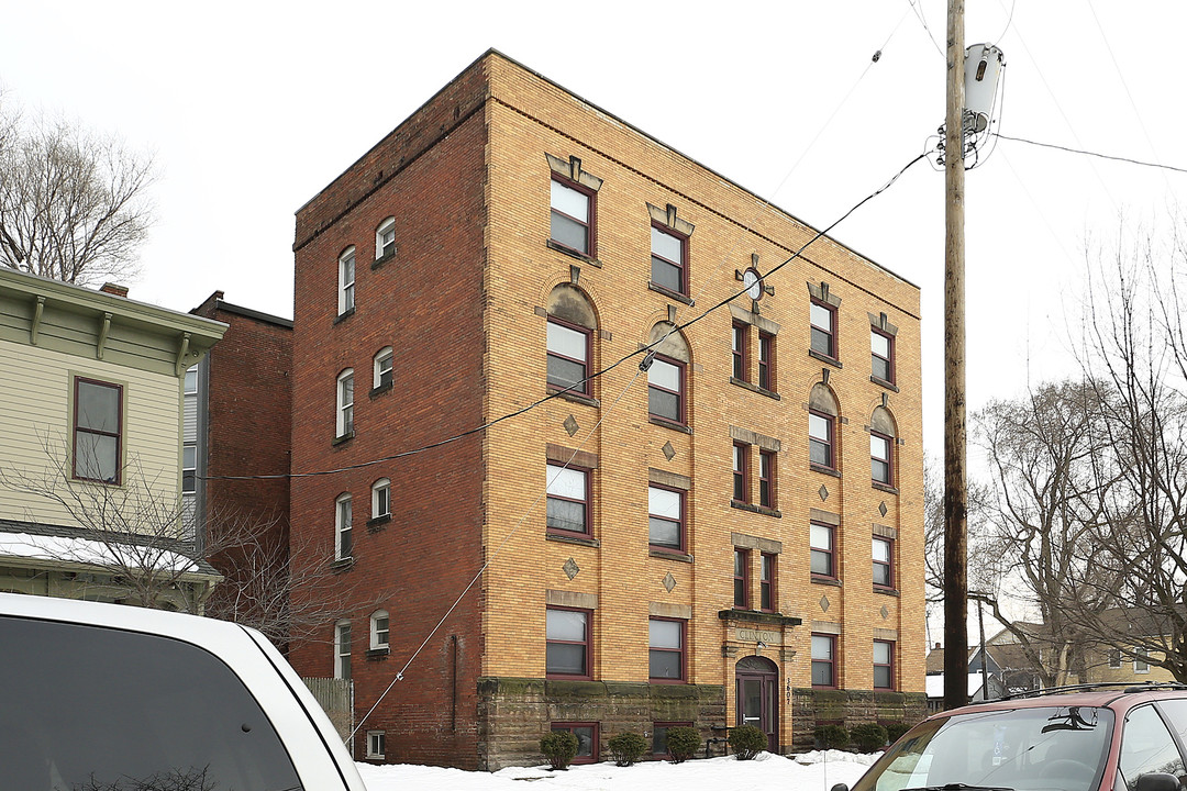 Clinton Apartment Building in Cleveland, OH - Foto de edificio