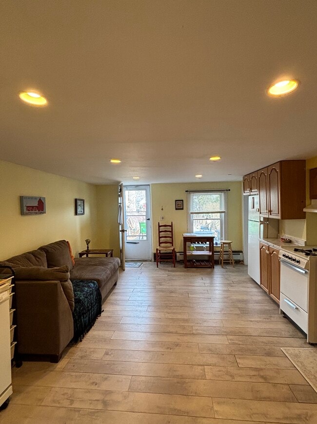 8B Springfield Ct, Unit 8 B in Rockport, MA - Foto de edificio - Building Photo