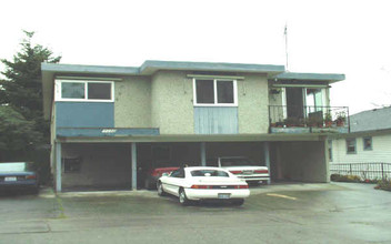 5-unit Apt + Non-conforming Unit in Seattle, WA - Building Photo - Building Photo