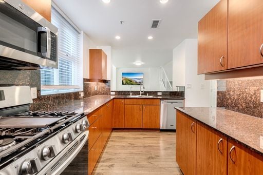 300 W Beech St in San Diego, CA - Foto de edificio - Building Photo