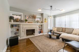 3021 N Davlin Ct, Unit 1 in Chicago, IL - Building Photo