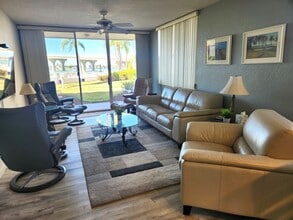 5901 Bahia Del Mar Cir N in St. Petersburg, FL - Building Photo - Building Photo