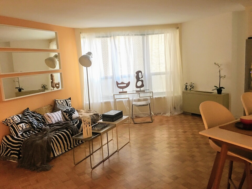 224 W Rittenhouse Sq, Unit 1203 in Philadelphia, PA - Building Photo